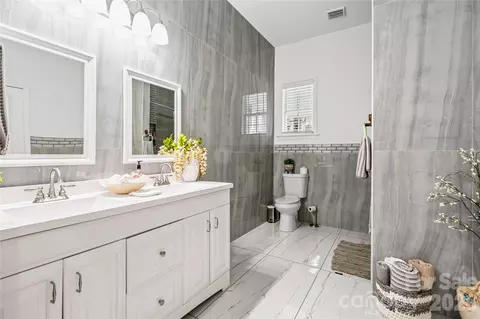 Bath - 206 Cedar Dr, Salisbury, NC 28147 photo 2 of 4
