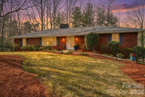 7 Brushwood Rd, Asheville, NC 28804
