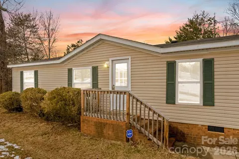211 Forest Hollow Dr, Statesville, NC 28677
