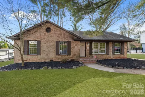 7101 Woodstock Dr, Charlotte, NC 28210