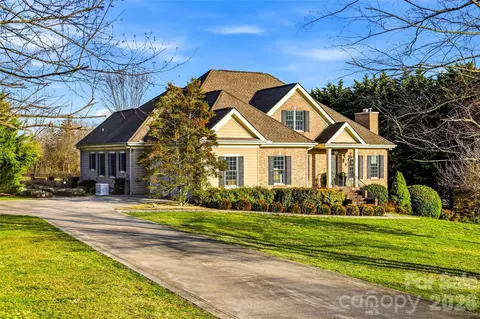 100 Bradford Farm Rd, Mills River, NC 28759