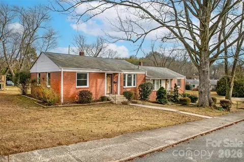 19 Trowbridge Ln, Brevard, NC 28712