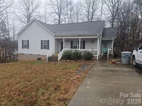 2548 Strawberry Ln, Randleman, NC 27317