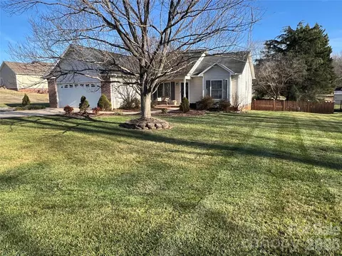 1238 Pennwood Dr, Hickory, NC 28602