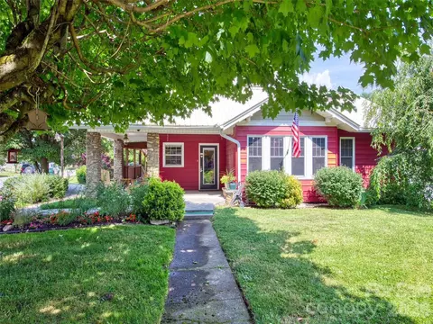 24 Belle Meade Dr, Waynesville, NC 28786