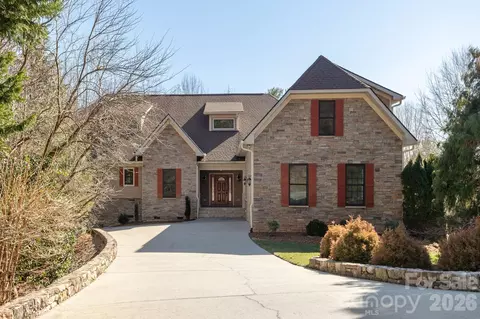 16 Winterberry Dr, Hendersonville, NC 28739
