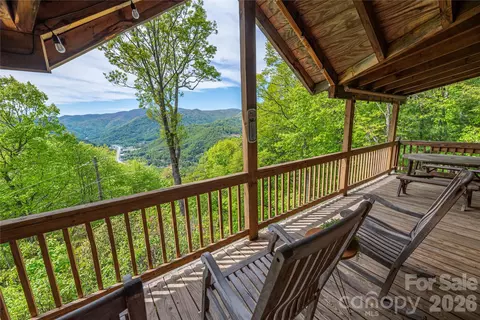 236 Dove Dr, Maggie Valley, NC 28751