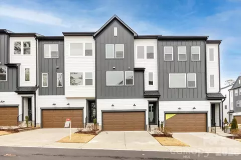 812 Flintside Ln, Charlotte, NC 28217