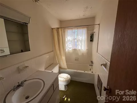 Bath - 700 Summit Rd, Tryon, NC 28782 photo 1 of 1