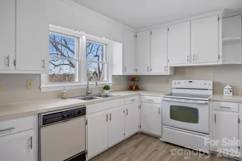Kitchen - 33633 Mann Rd, Albemarle, NC 28001 photo 4 of 4