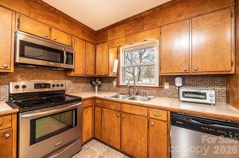 Kitchen - 1109 34th Street Ne Ln NE, Conover, NC 28613 photo 4 of 4
