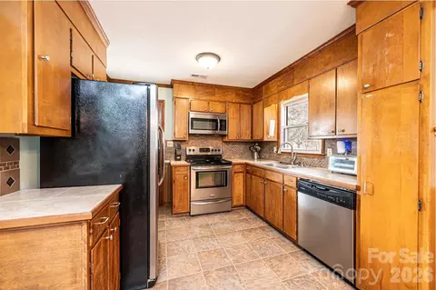 Kitchen - 1109 34th Street Ne Ln NE, Conover, NC 28613 photo 2 of 4