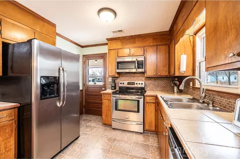 Kitchen - 1109 34th Street Ne Ln NE, Conover, NC 28613 photo 3 of 4