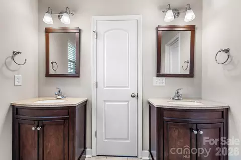Bath - 3842 E Maiden Rd, Maiden, NC 28650 photo 2 of 4