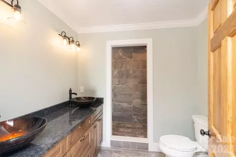 Bath - 175 Trinity Dr, Sylva, NC 28779 photo 2 of 7