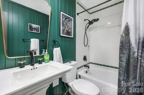 Bath - 556558 Thorncliff Dr, Seven Devils, NC 28604 photo 1 of 6