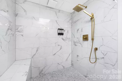 Bath - 556558 Thorncliff Dr, Seven Devils, NC 28604 photo 3 of 6