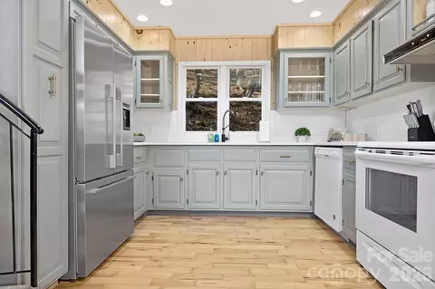 Kitchen - 556558 Thorncliff Dr, Seven Devils, NC 28604 photo 6 of 6
