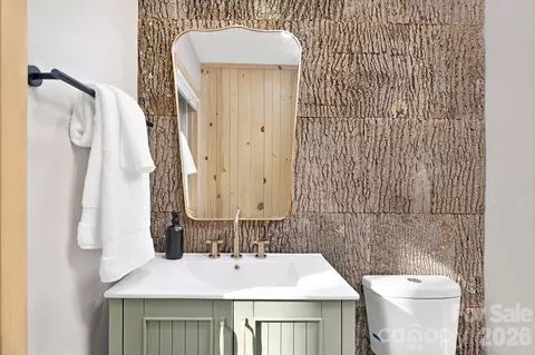 Bath - 556558 Thorncliff Dr, Seven Devils, NC 28604 photo 6 of 6