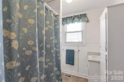 Bath - 1227 Laurel Ave, Lancaster, SC 29720 photo 2 of 3