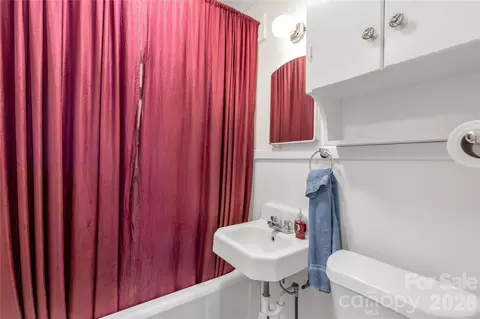 Bath - 1227 Laurel Ave, Lancaster, SC 29720 photo 1 of 3