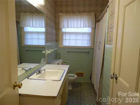 Bath - 603 1st Avenue Ne Pl NE, Conover, NC 28613 photo 1 of 3