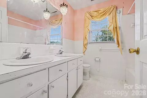 Bath - 324 Windsor Dr, Salisbury, NC 28144 photo 1 of 2