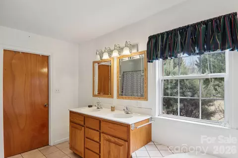 Bath - 130 Crestview St, Canton, NC 28716 photo 2 of 5