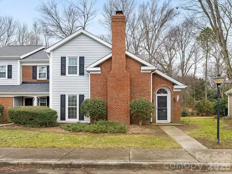 9453 Kings Falls Dr, Charlotte, NC 28210