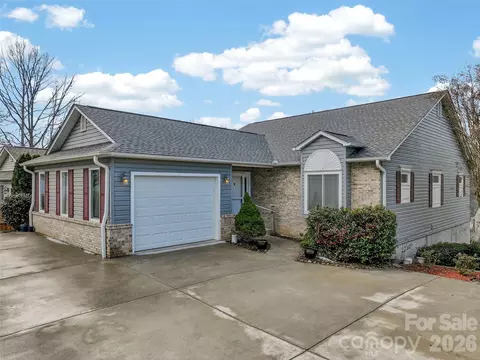 17 Driver Ct, Hendersonville, NC 28739