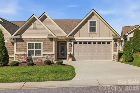 22 River Bend Ln, Fletcher, NC 28732