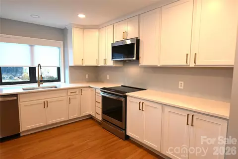 Kitchen - 3761 Rock Bridge Ne Dr NE, Conover, NC 28613 photo 2 of 4