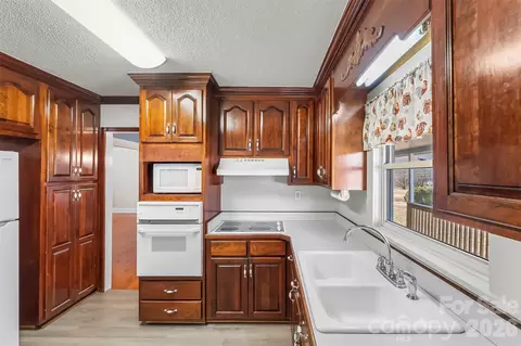Kitchen - 2977 Us Highway 70 W, Marion, NC 28752 photo 2 of 2