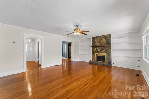 Living - 2977 Us Highway 70 W, Marion, NC 28752 photo 2 of 4