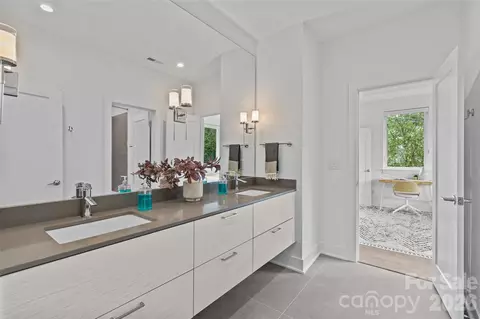 Bath - 1237 Realta Dr, Charlotte, NC 28211 photo 3 of 4