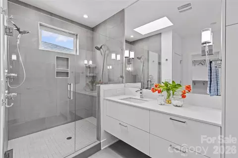 Bath - 1237 Realta Dr, Charlotte, NC 28211 photo 2 of 4