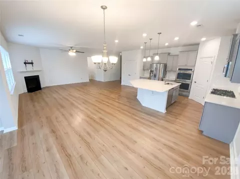 Living - 200 Sweet Briar Dr, Fort Mill, SC 29707 photo 2 of 4