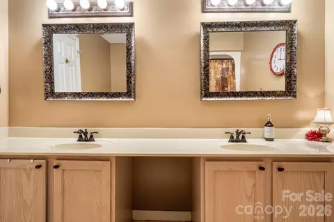 Bath - 3956 Den Dr, Hickory, NC 28602 photo 2 of 3