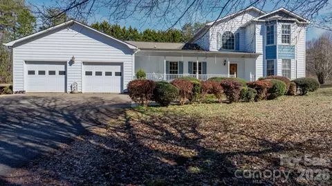 3956 Den Dr, Hickory, NC 28602