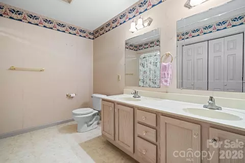 Bath - 3956 Den Dr, Hickory, NC 28602 photo 3 of 3