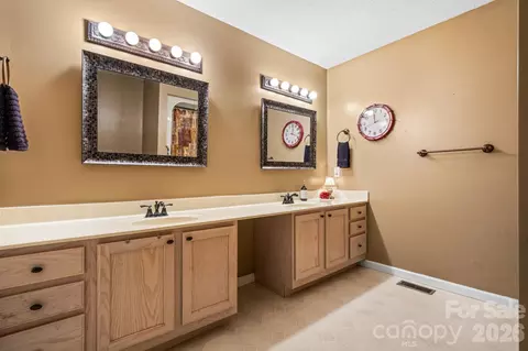 Bath - 3956 Den Dr, Hickory, NC 28602 photo 1 of 3