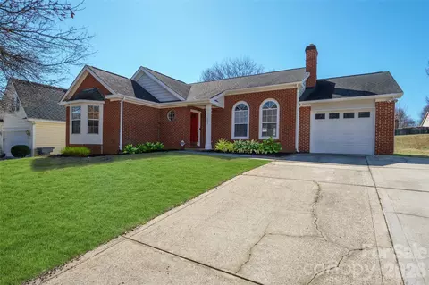 833 Brattleboro Ct, Charlotte, NC 28217