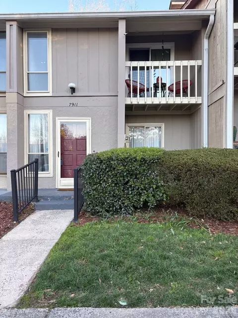 7911 Charter Oak Ln, Charlotte, NC 28226