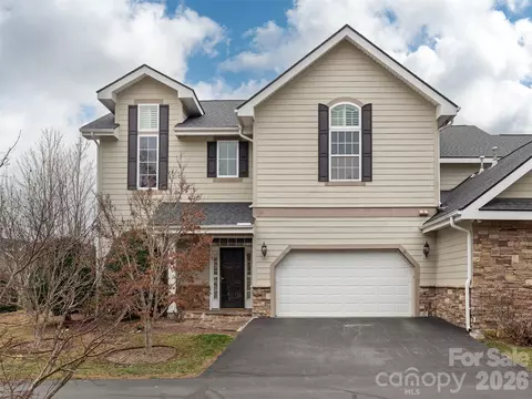 132 Towne Place Dr, Hendersonville, NC 28792