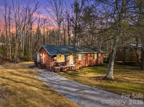 1437 Oak Hill Dr, Morganton, NC 28655