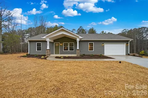 5109 Hanging Rock Ct, Hickory, NC 28601