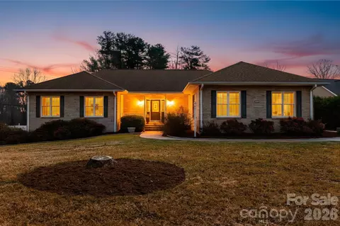390 Classic Oaks Cir, Hendersonville, NC 28792