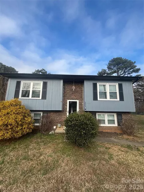 221 Valdese Dr, Morganton, NC 28655