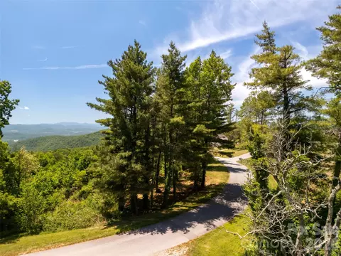 178 Dancing Bear Drive, Hendersonville, NC 28792