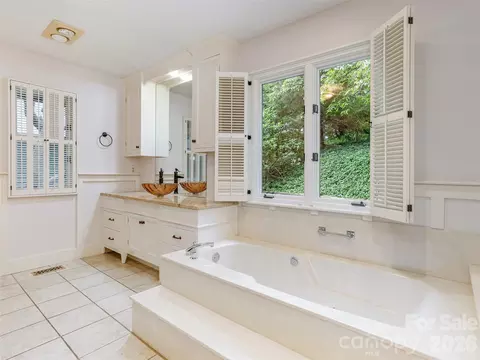 Bath - 204 Greenleaf Dr, Flat Rock, NC 28731 photo 3 of 5